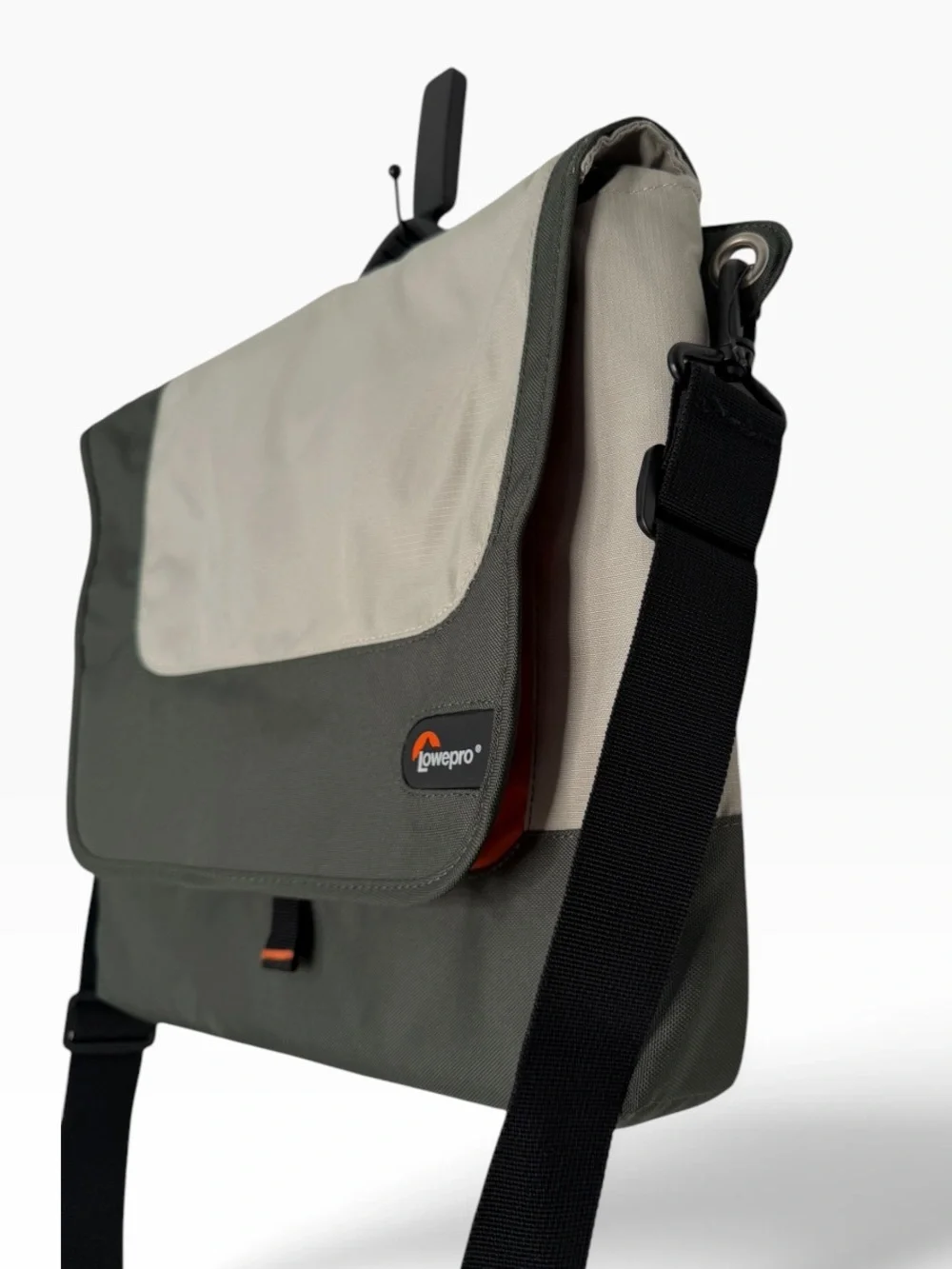 Lowepro Slim Factor M Laptop Messenger Shoulder Bag Padded Fits 14” Laptop NWOT
